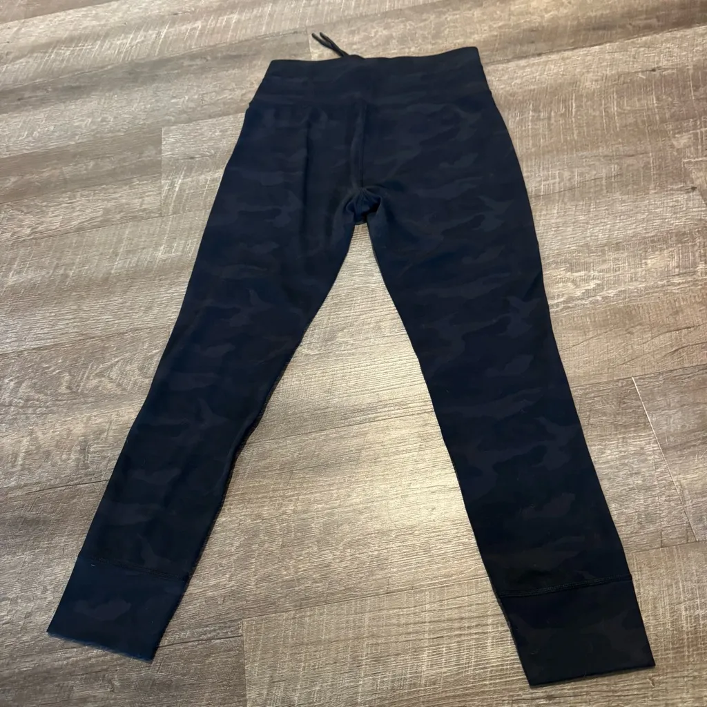 Vuori Daily Legging Black Camo - Image 6