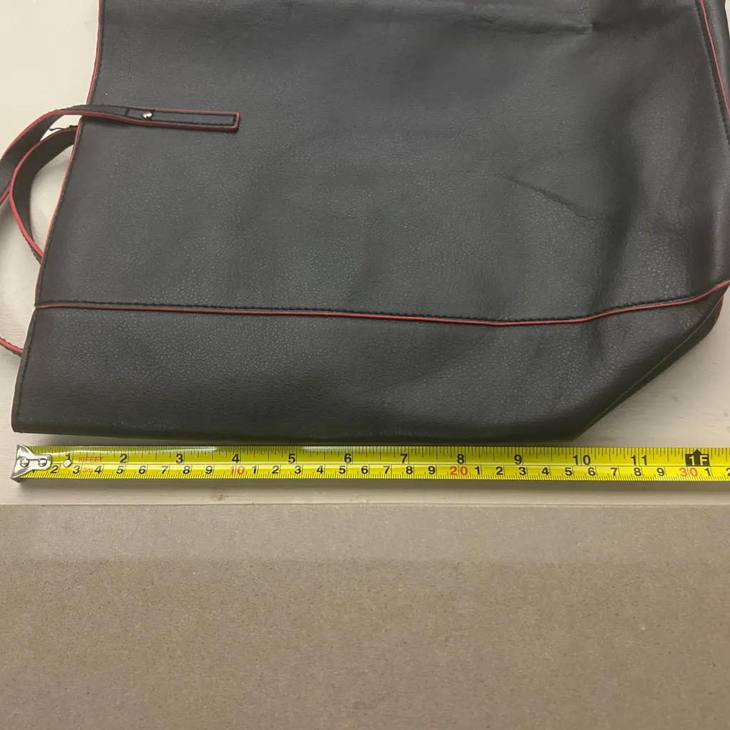 Tote Chic Black Tote with Red Detailing - Image 5