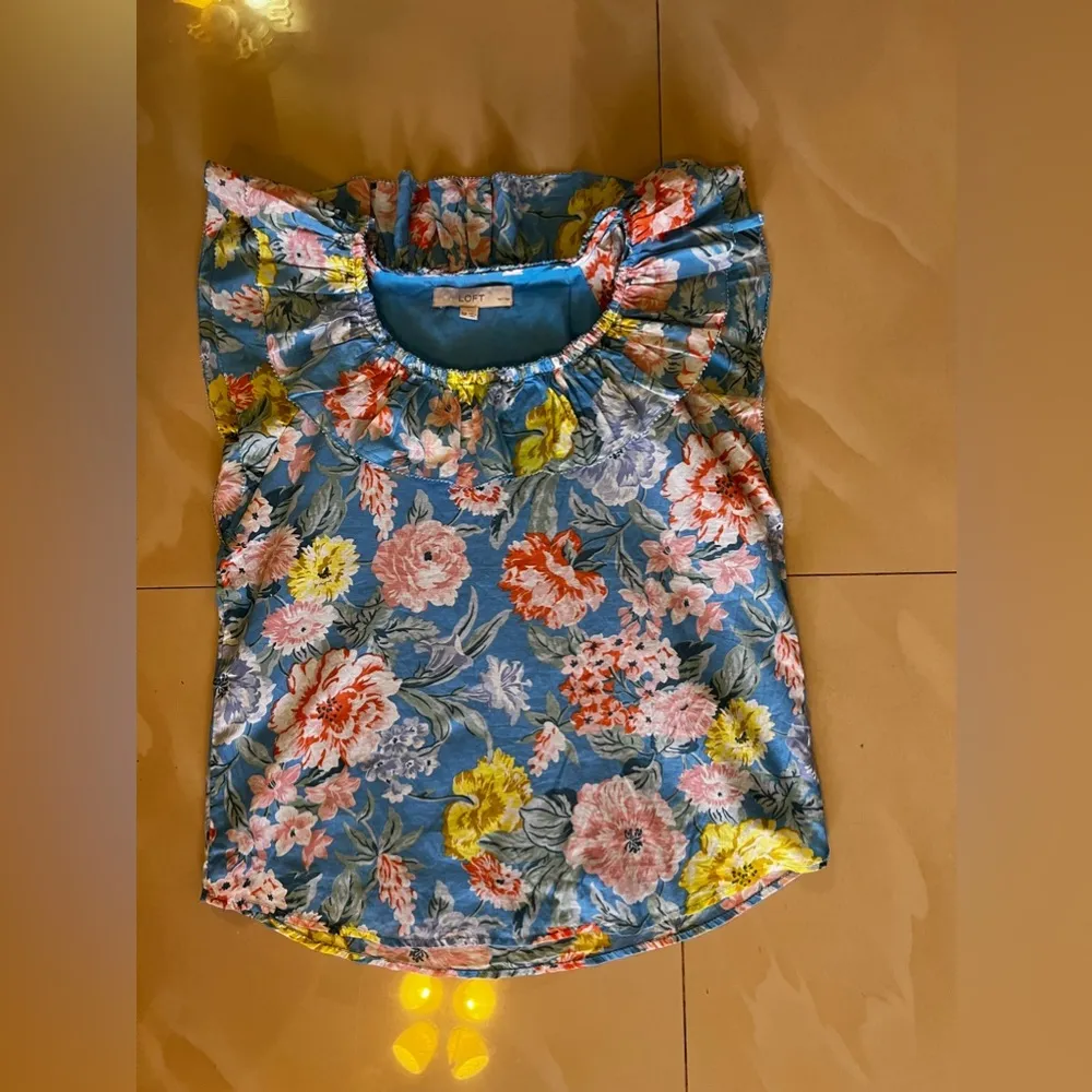 Ann Taylor Loft SHIRRED SHOULDERS Ruffle Sleeveless M Shirt Sky Blue floral XS - Image 13