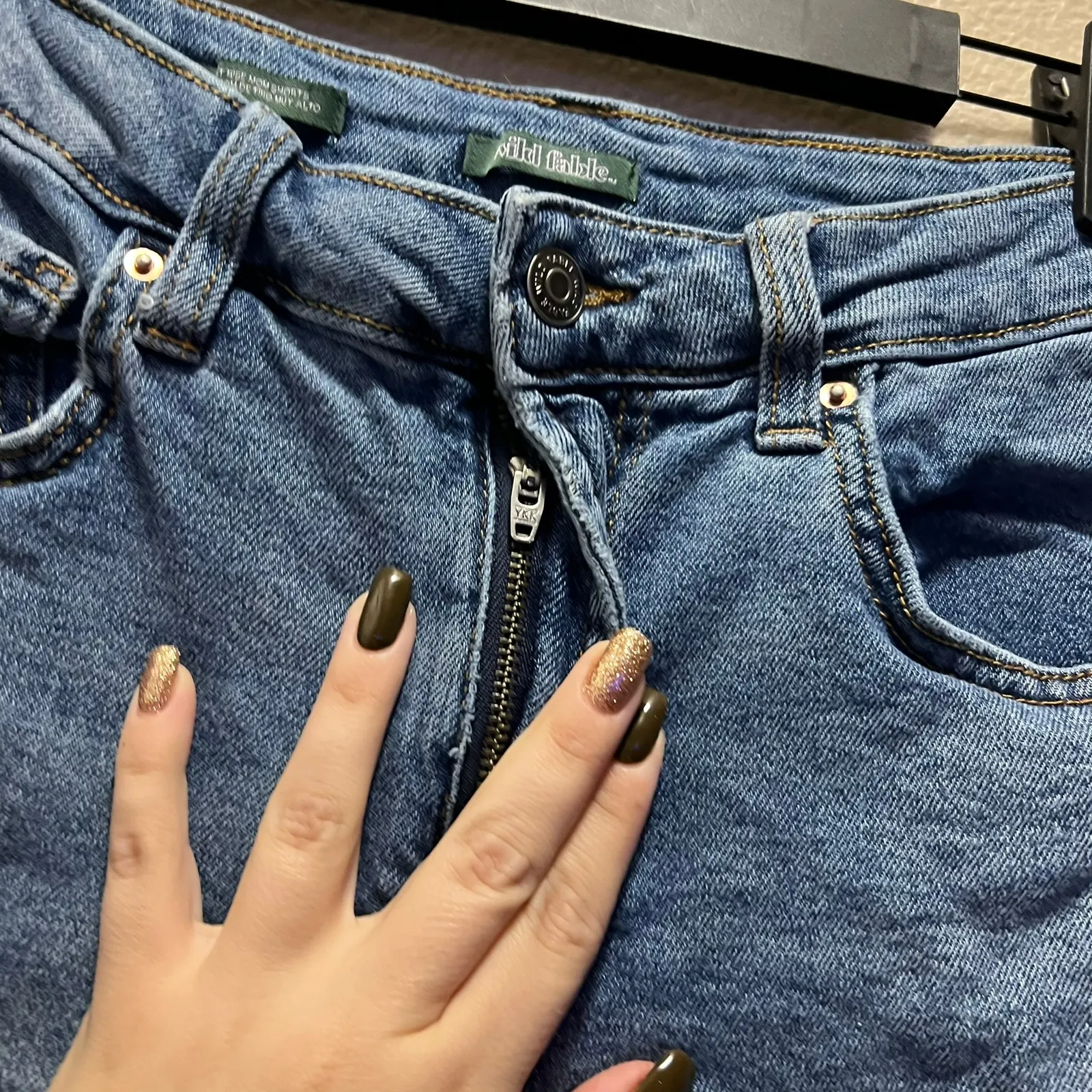 Wild Fable High Rise Mom Shorts Medium Wash Booty Shorts Frayed Cut Off Size 8 - Image 4