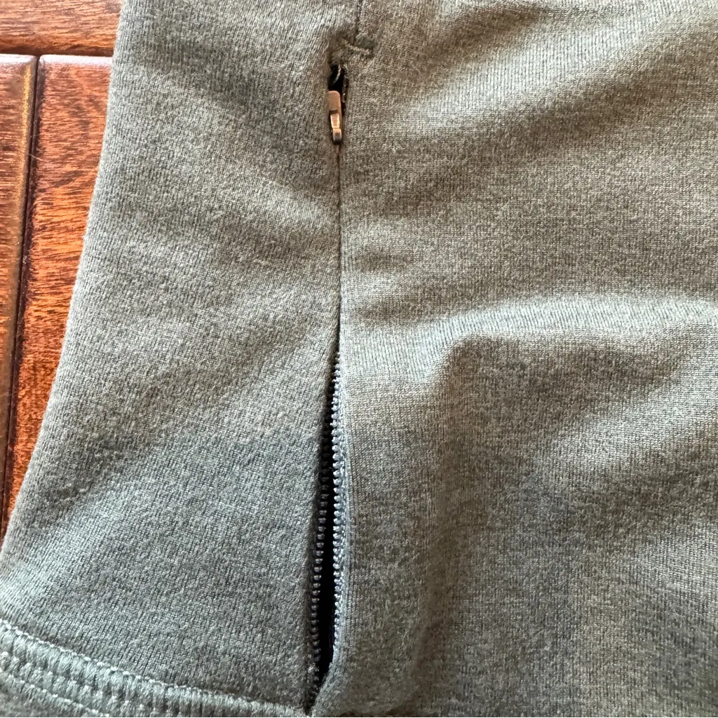 VUORI Clean Elevation Shorty Zipper is BROKEN! See pics for size green - Image 4