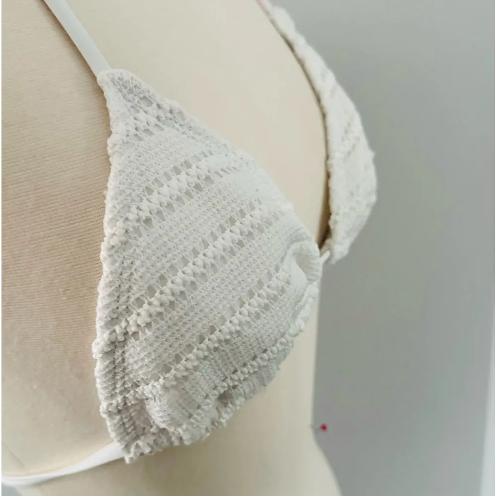 WHITE MACRAME TRIANGLE BIKINI TOP - Image 9