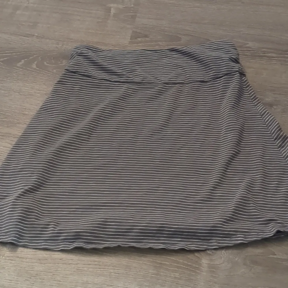 Toad&Co gray striped chaka skirt size medium - Image 2