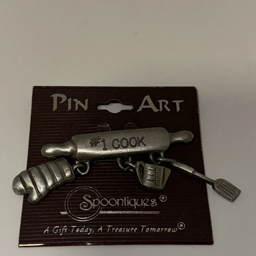 SPOONTIQUES Pin 1990’s PEWTER #1 Cook DANGLE BROOCH Brooch Vintage Silver - Image 4