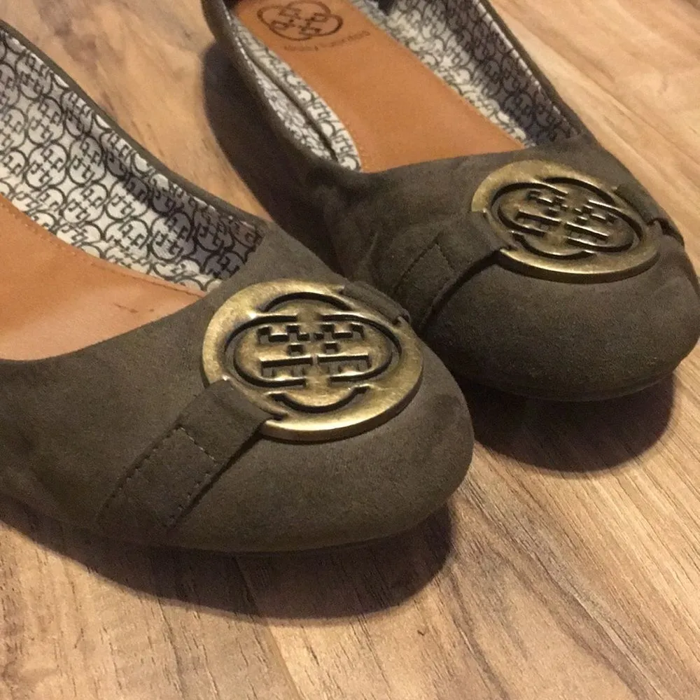 Daisy Fuentes Green Flats with Gold Buckles Size 8 - Image 2
