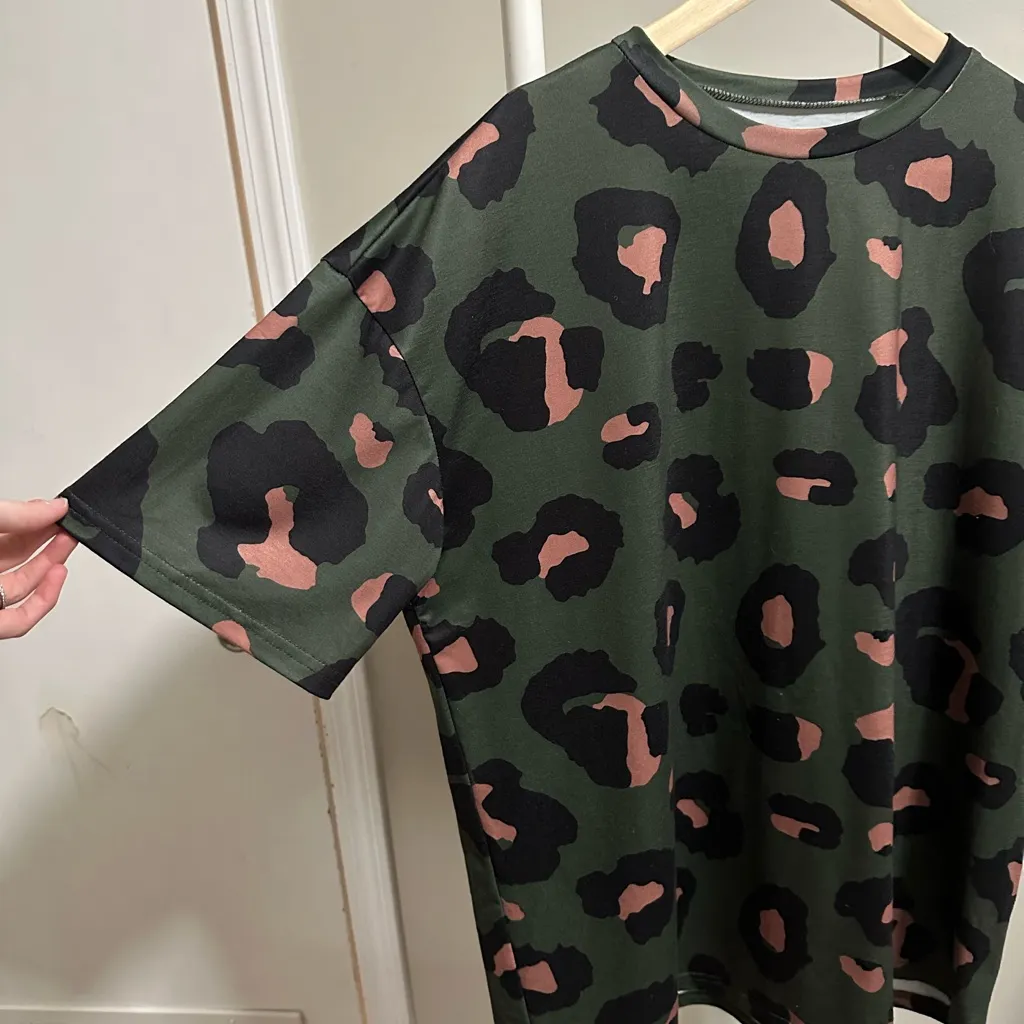 SHEIN Women’s Dark Green Camo Cheetah Print Short Sleeve Shirt size XL - Image 2