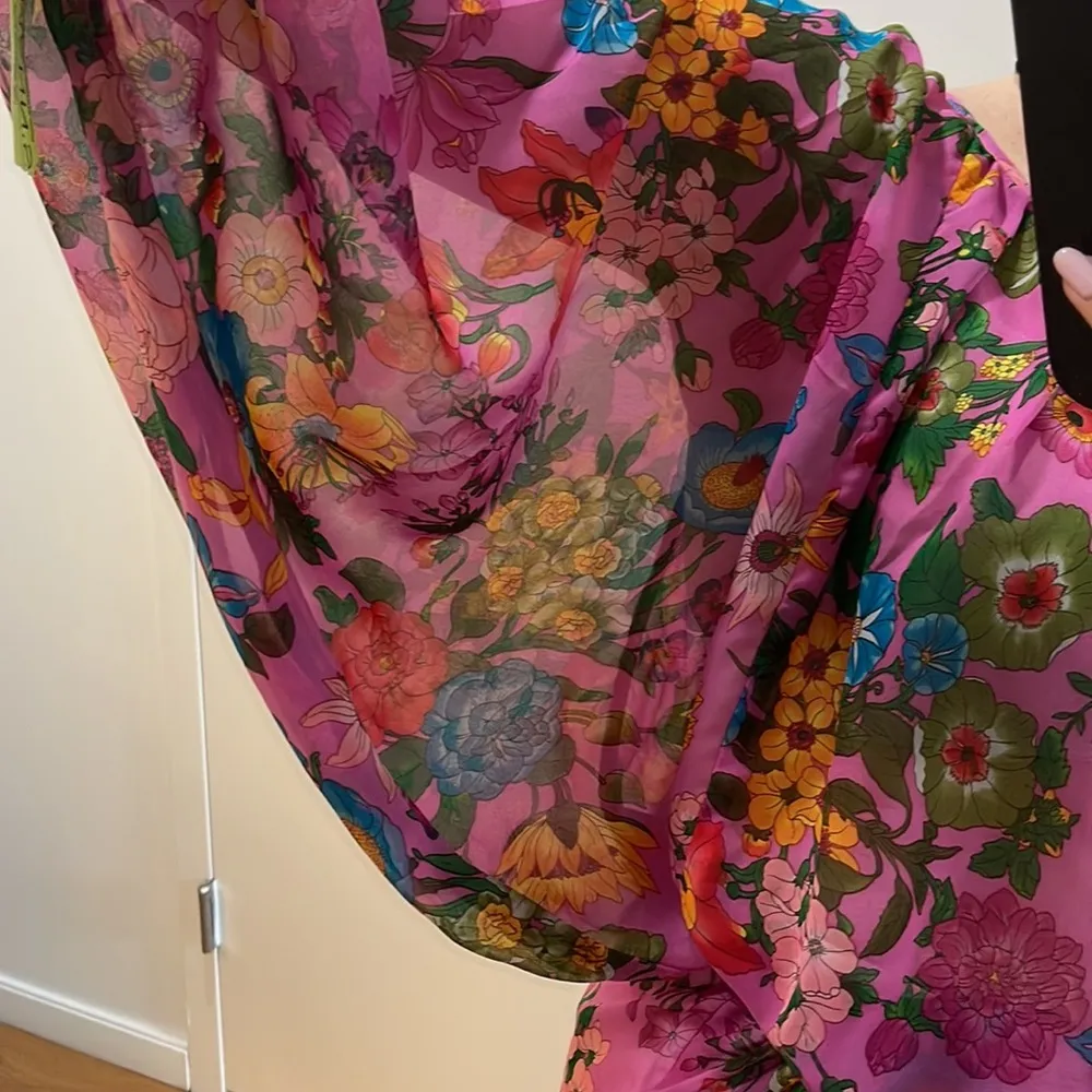 *NWT* Single Pink Floral Flowy Blouse with Ribbon Tie - Image 7