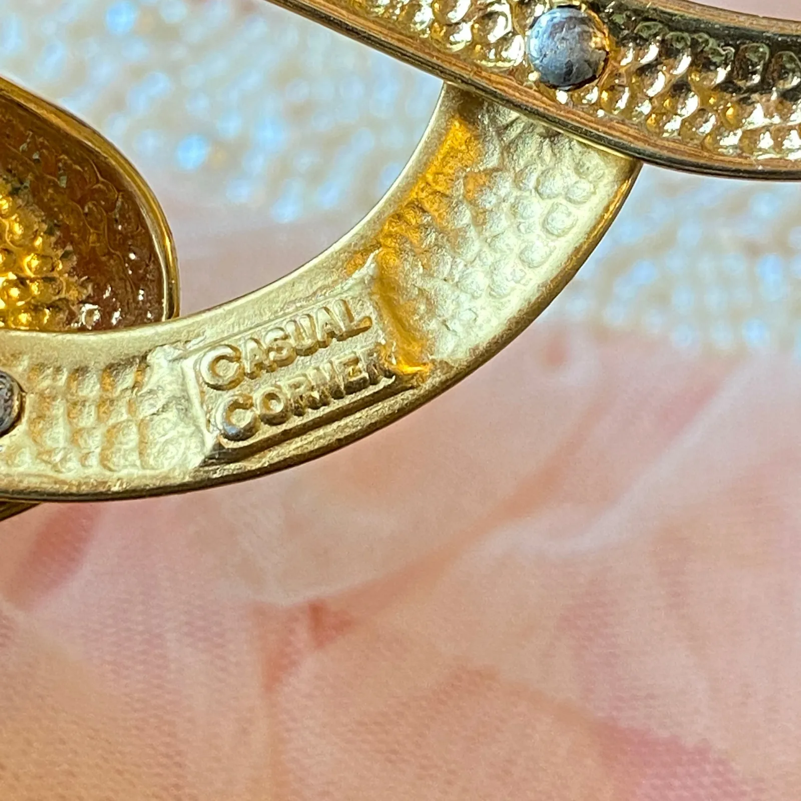 Vintage Casual Corner Gold Tone Swirl Design Abstract Brooch Pin Classic Gift - Image 3