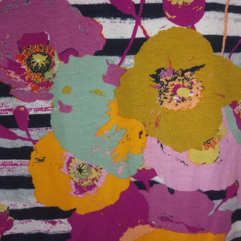 Beautiful M Black White Stripe Athletic Top Green Size M - Image 4