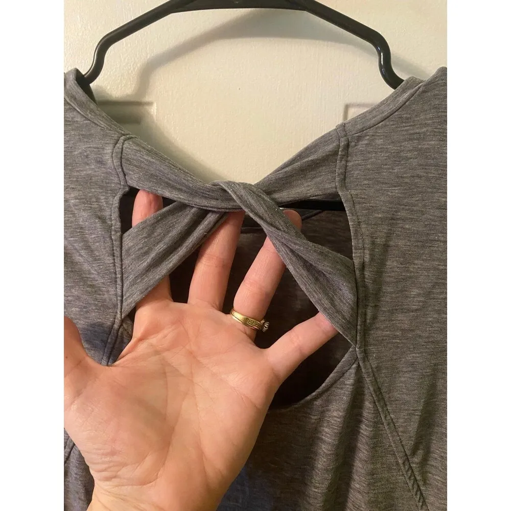 Gapfit Breathe Maternity Athlet Wear Long sleeve top with twist back size small - Image 5