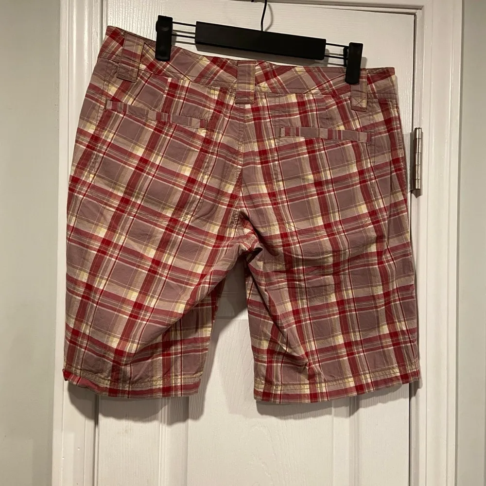 Columbia Size 10 Burgundy Plaid Floral Print Cotton Chino Bermuda Shorts Zip - Image 9