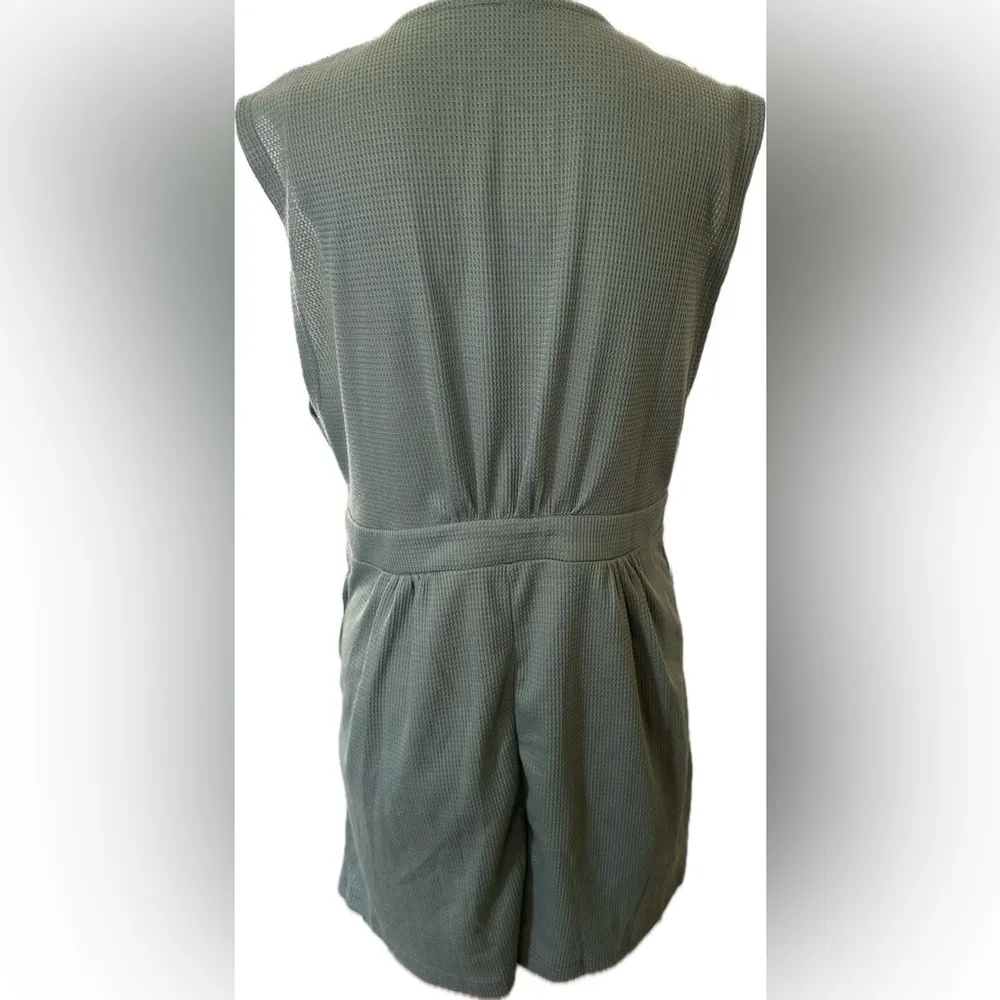 Cupshe waffle knit shorts V neck romper with pockets size M - Image 2