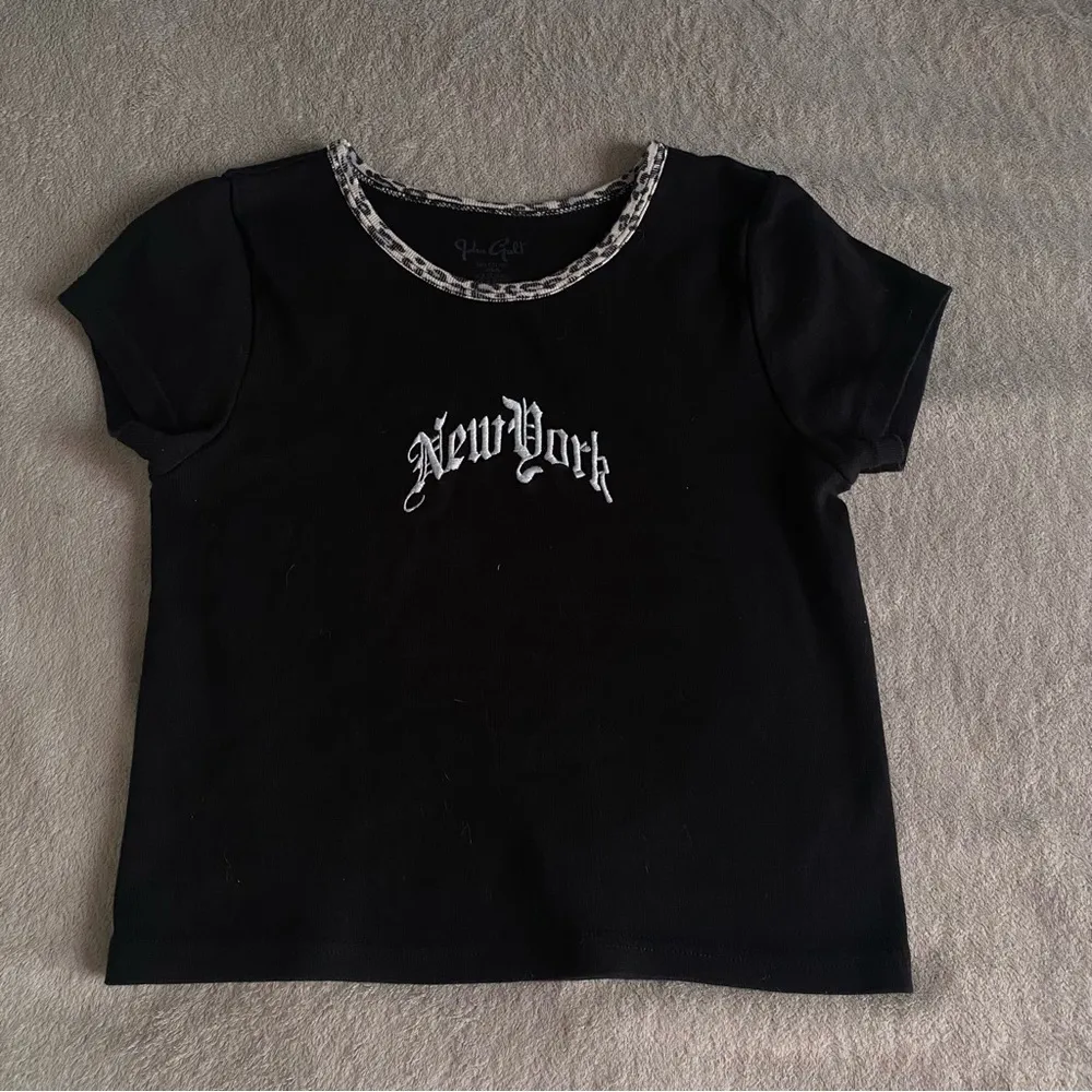 Brandy Melville Ashlyn baby tee New York cheetah print black - Image 4