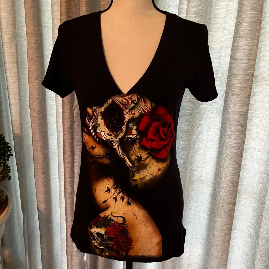 Infamous Womens Size Medium Black Skull Tattoo Roses Short Sleeve Shirt‎ V - Image 3