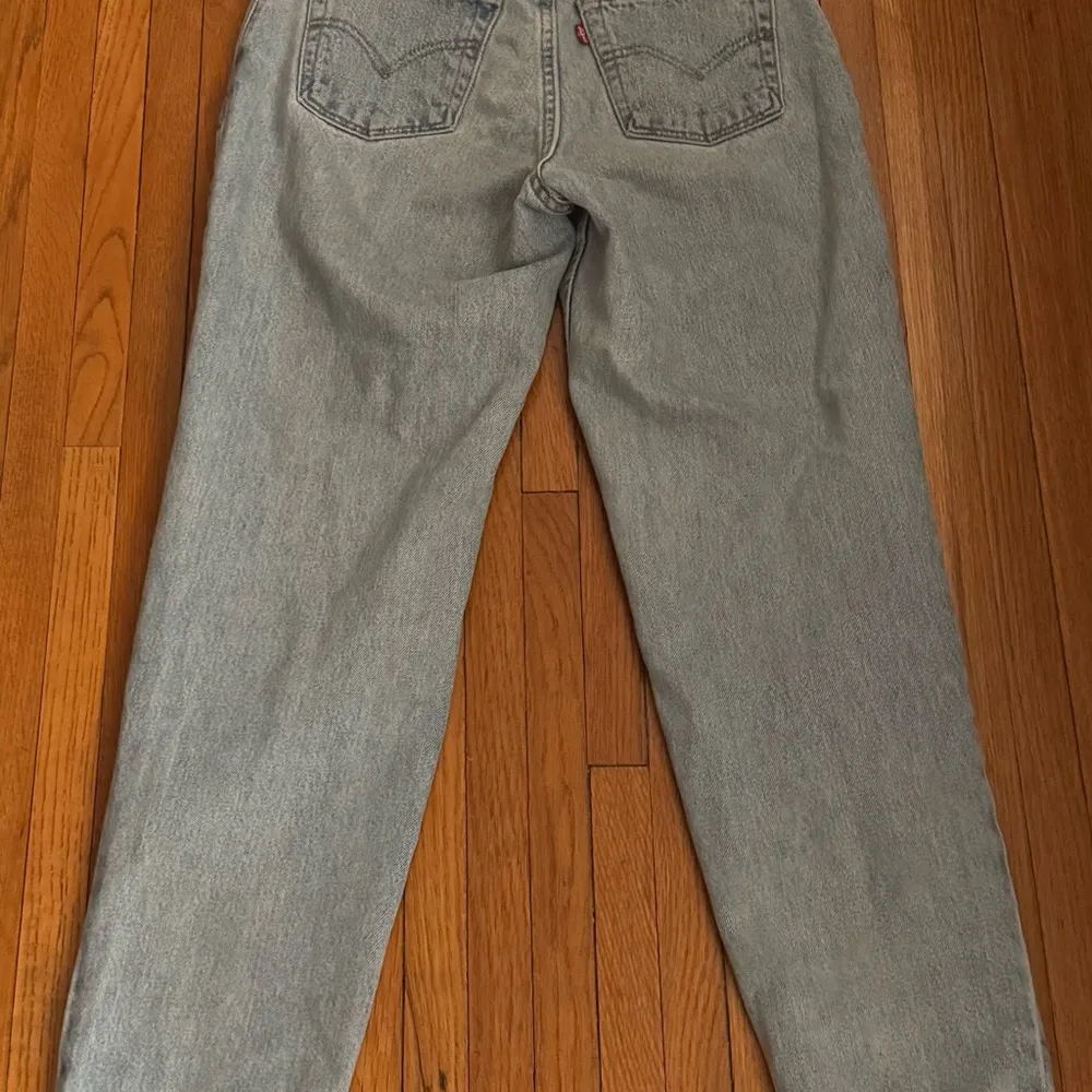 Vintage Y2K Levi’s 550 Relaxed Fit Tapered Leg light wash jeans, size 6 short - Image 4