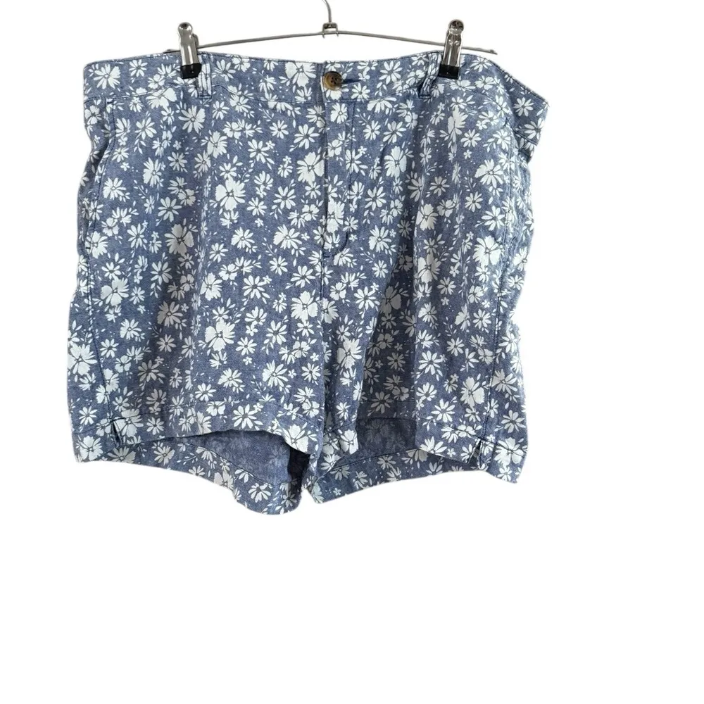 Old Navy Floral Blue and White Bermuda Relaxed Fit - Image 3