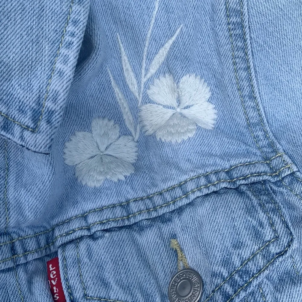 Levi’s Light-Wash Embroidered Button Jean Jacket Size S - Image 4