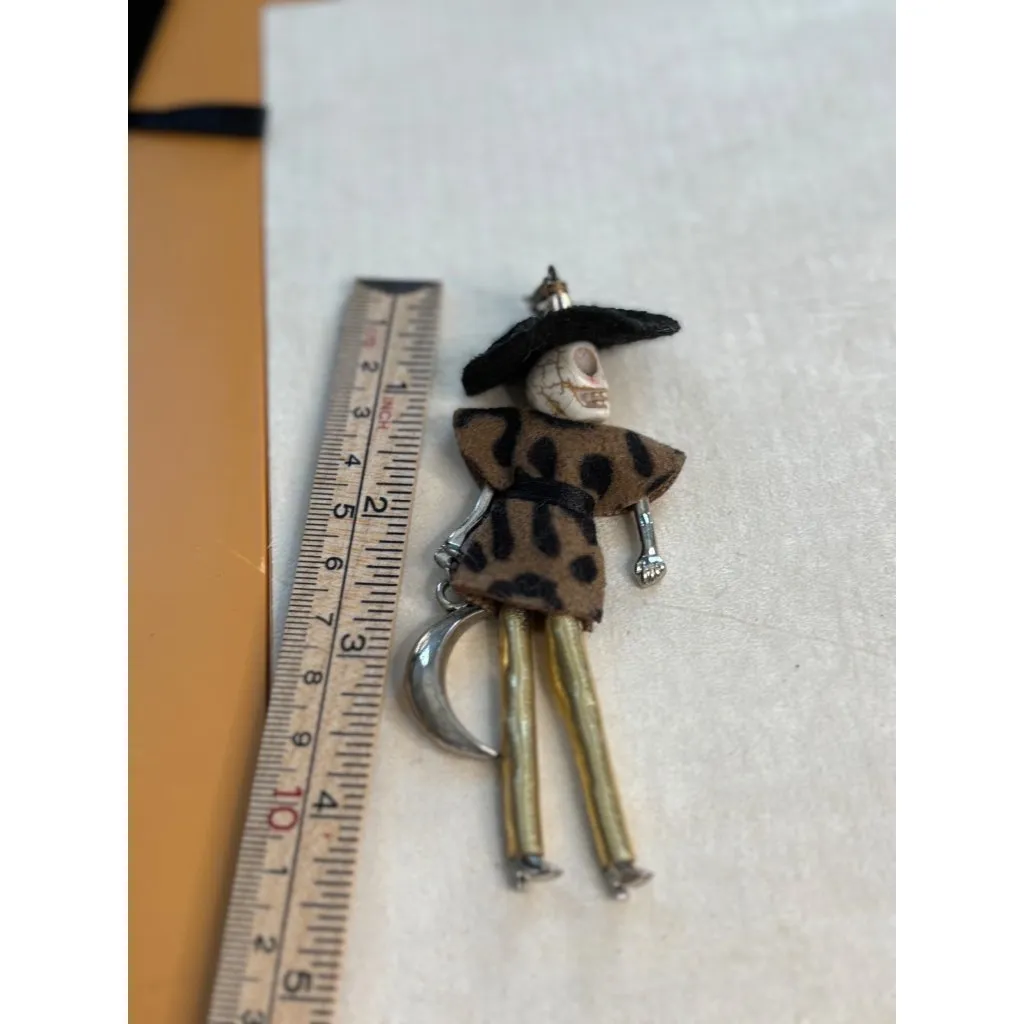 Leopard Print Skeleton Keychain Pendant With Felt Hat & Gold Legs - Image 6