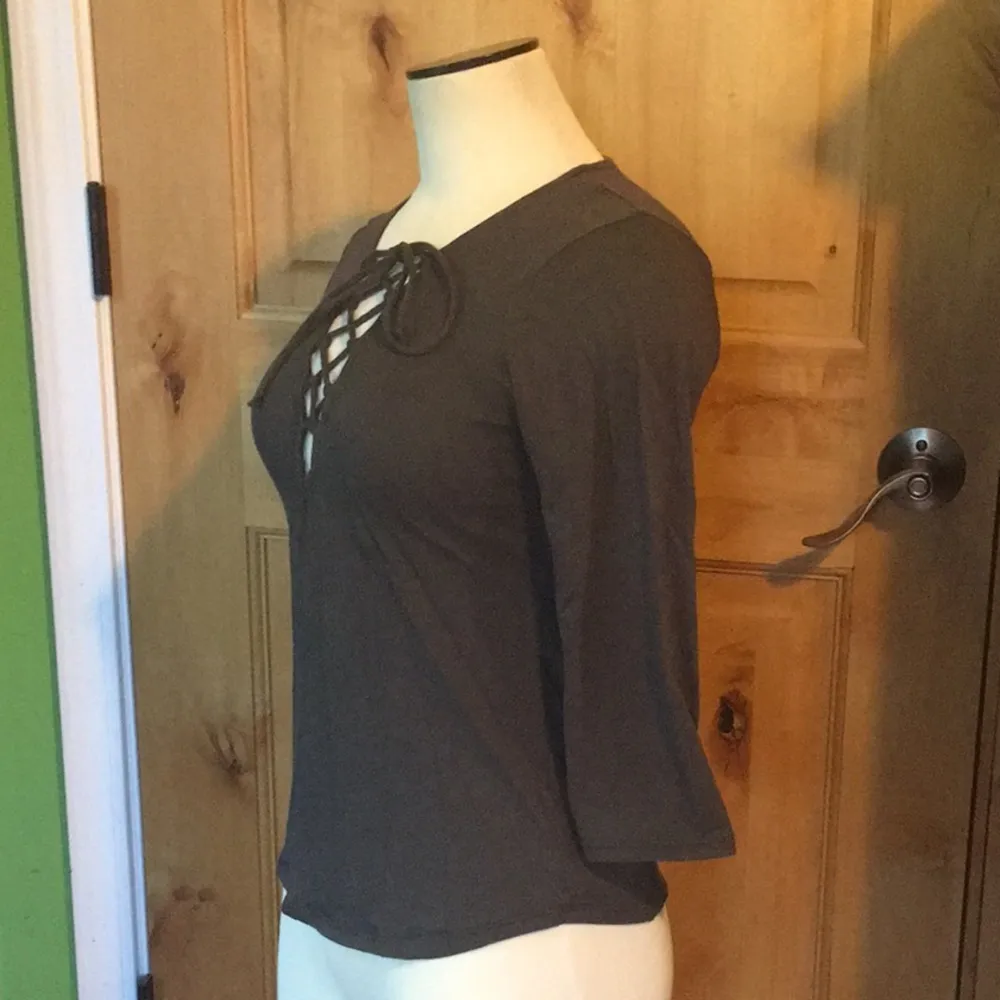 UO PROJECT SOCIAL T Gray Tie-Frt 3/4-Slv Top EUC M - Image 2