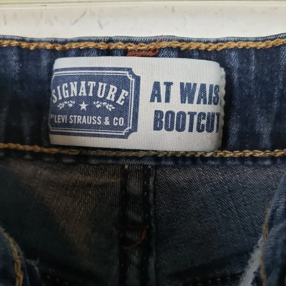 Levi's Signature Hi-Rise Cut-Off Mom Jean Shorts Size 12 - Image 3