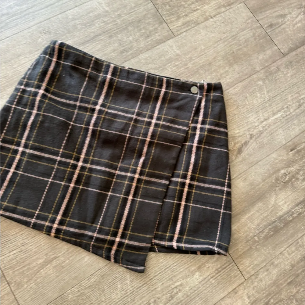 LAST PRICE🍒🤍 NO BOUNDARIES flannel faux wrap skirt 💐 - Image 7