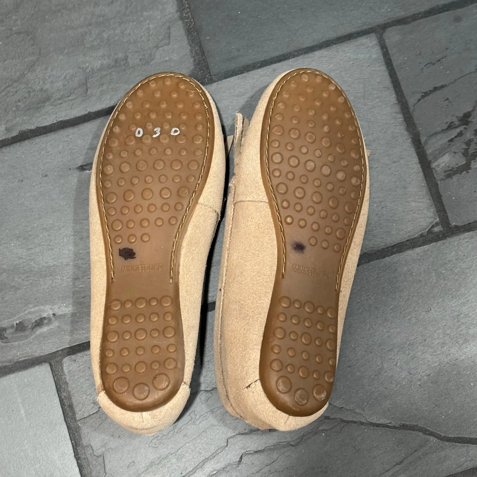 Minnetonka Cream Suede Moccasin Loafer - size 6.5 - Image 3