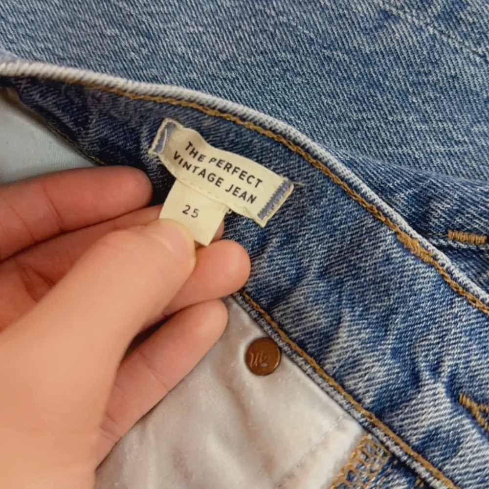 Madewell jeans size 25. The Perfect Vintage Jean like new in preowned condition - Image 5