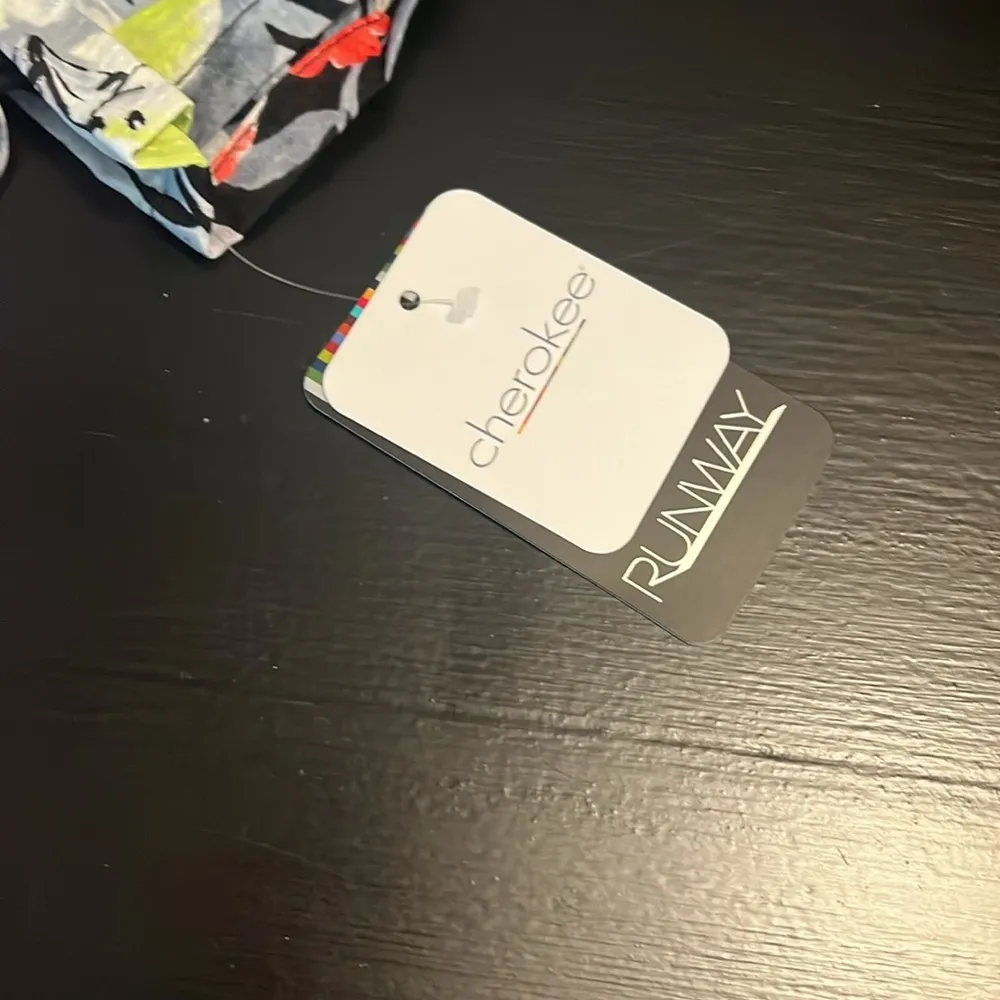 Cherokee runway scrub top - Image 3