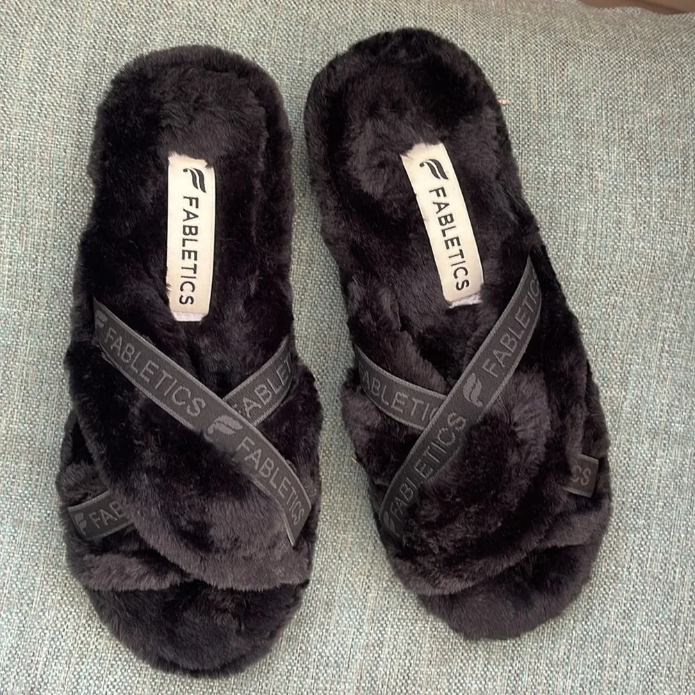 Fabletics Snug Strap Slipper Fuzzy Women Size 6 - Image 2