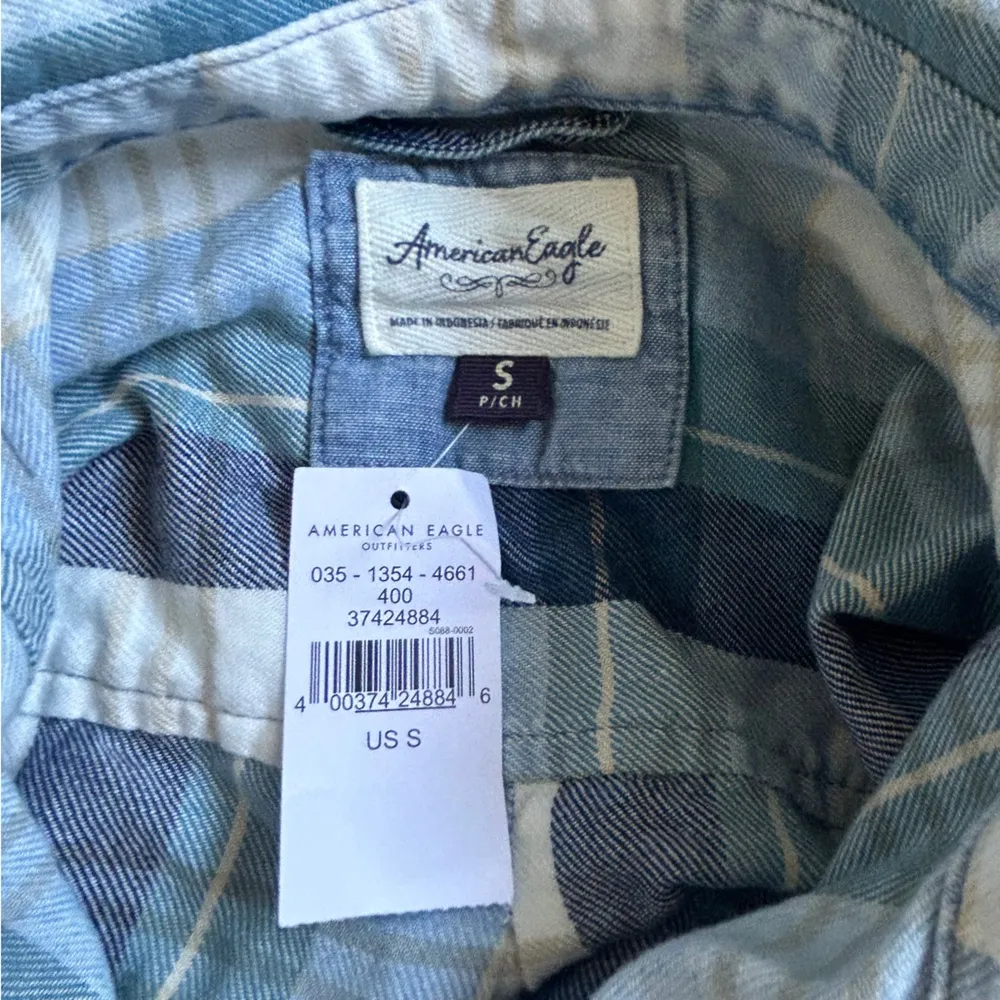 American Eagle Outfitters Blue Cream Plaid Cropped Button Down Flannel NWT - Image 2