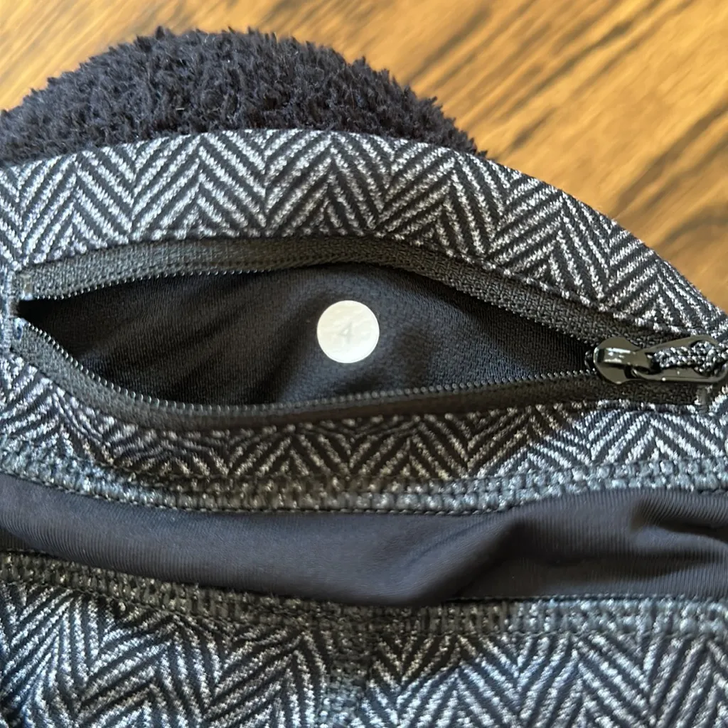 Lulu lemon size 4 crop leggings - Image 3