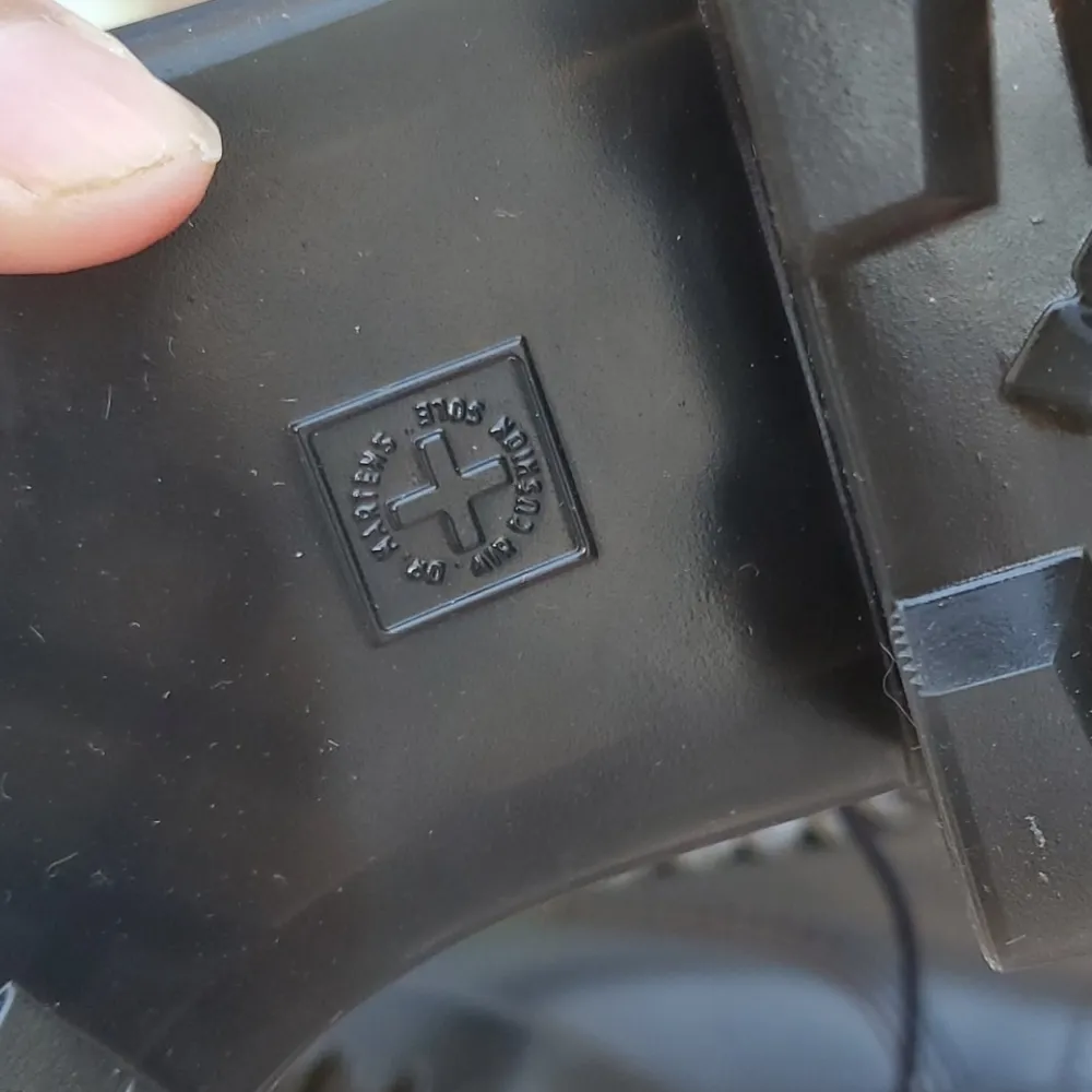 Dr martens 7 eye black leather heeled boot sz 6 - Image 4