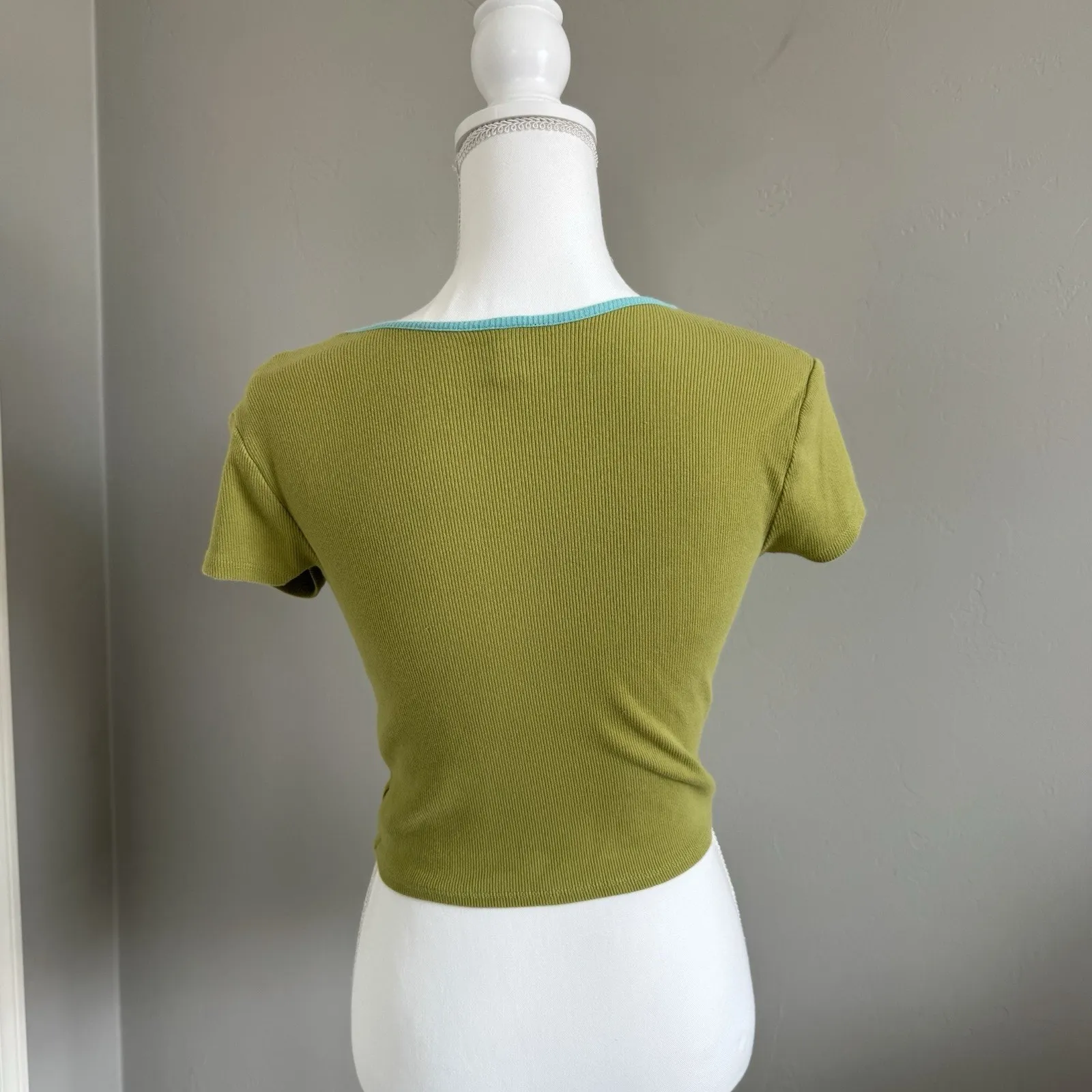 Wild Fable Woman’s Top Tee Sz M Lime Green Cut Outs Light Blue Trim Crop Ribbed - Image 2