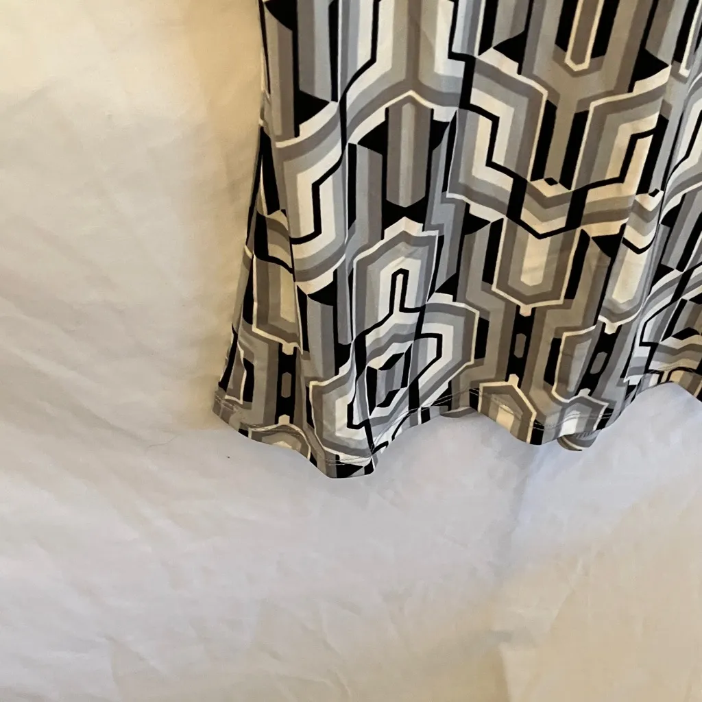 Calvin Klein: Monochrome Geometric Sleeveless Blouse- M - Image 12