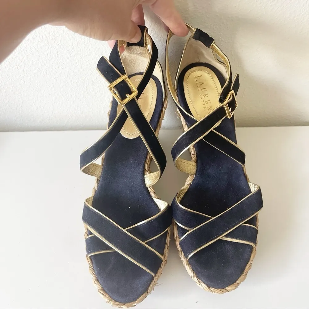 Lauren Ralph‎ Lauren Wedge Sandals Sz 8 Womens Navy Gold Buckle Luxury Travel - Image 2