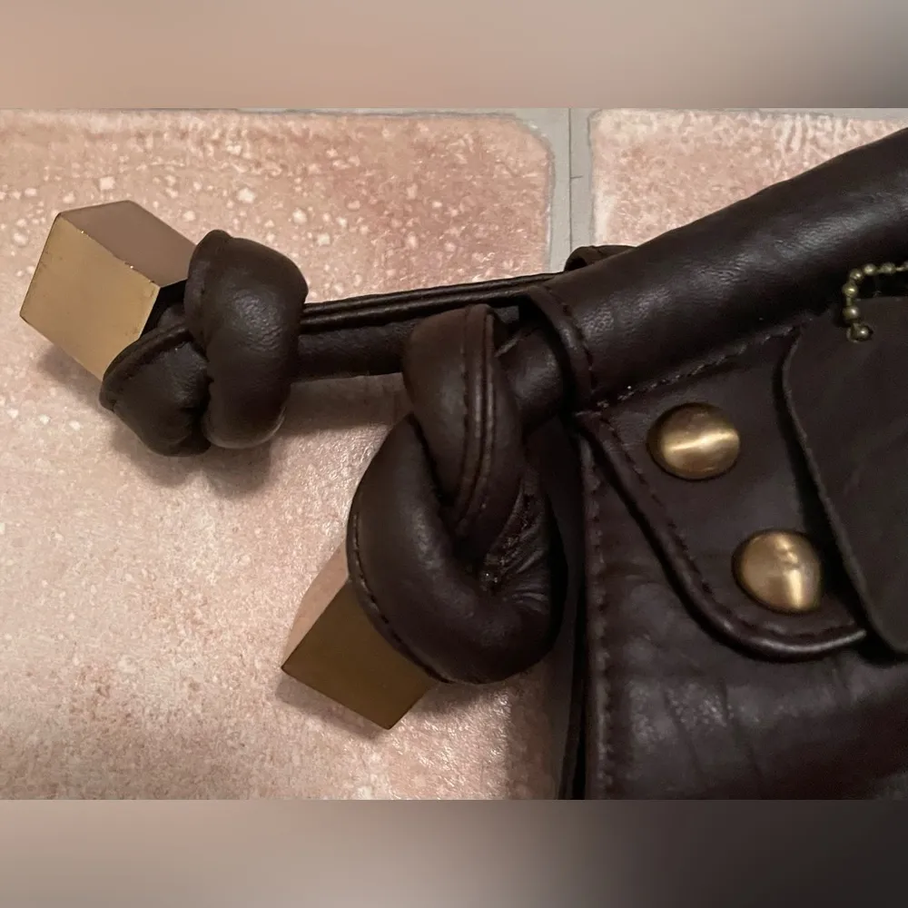 Brown leather tote bag with gold accents, tassel front and heart adornment - Image 3