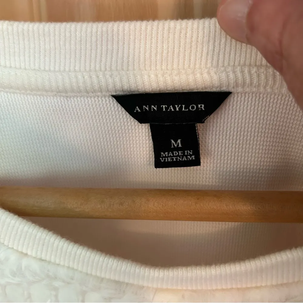 Ann Taylor Cracked Ice Sweatshirt Sweater Winter White. Size Medium. - Image 9