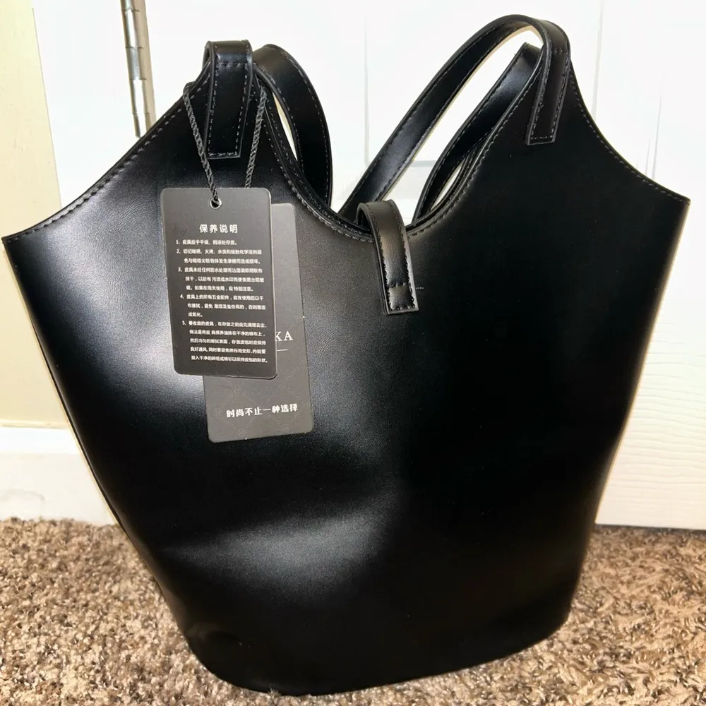 Elegant Black Leather Tote Bag - Image 3