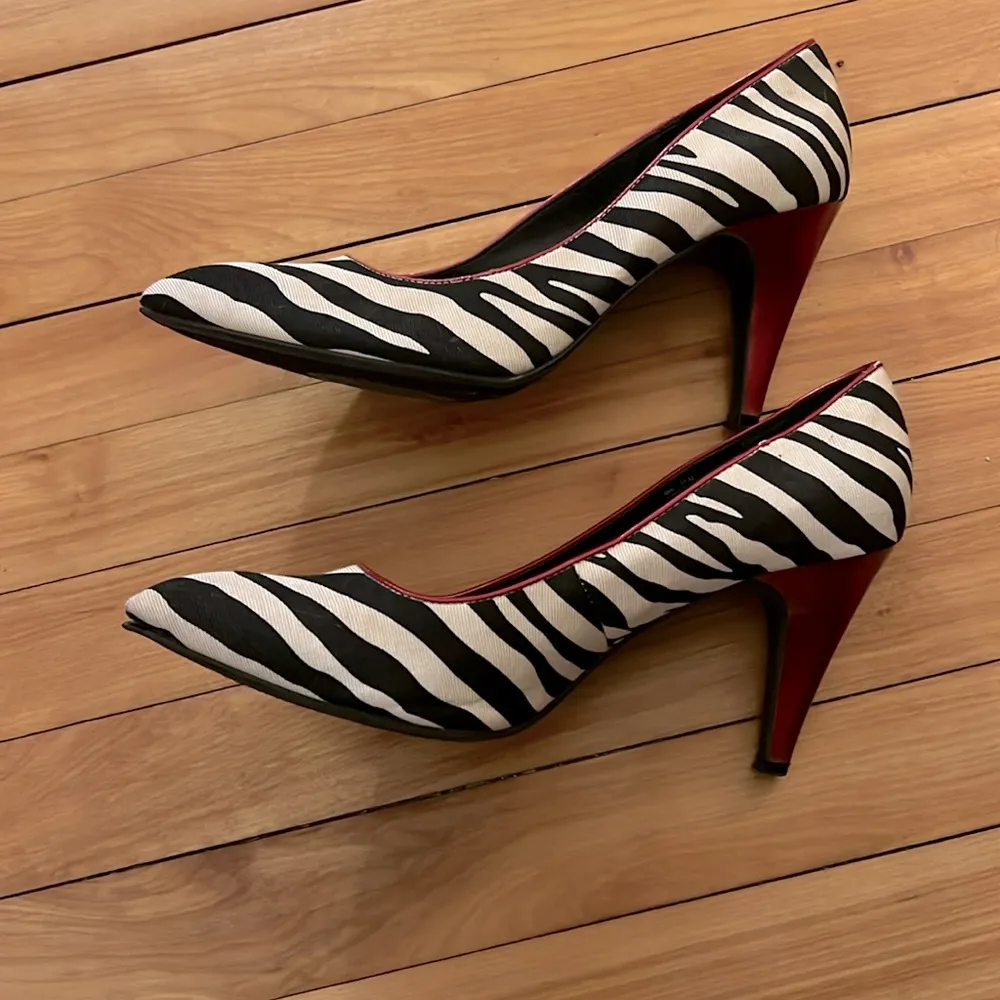 Dana Buchman Zebra Red Heels Sz 10 - Image 4