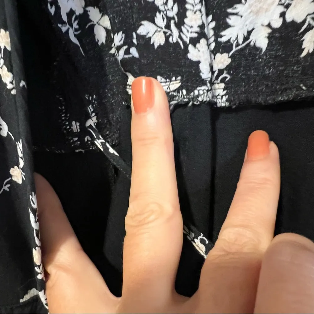 Abercrombie & Fitch Black and White Floral Wrap dress size medium petite - Image 13