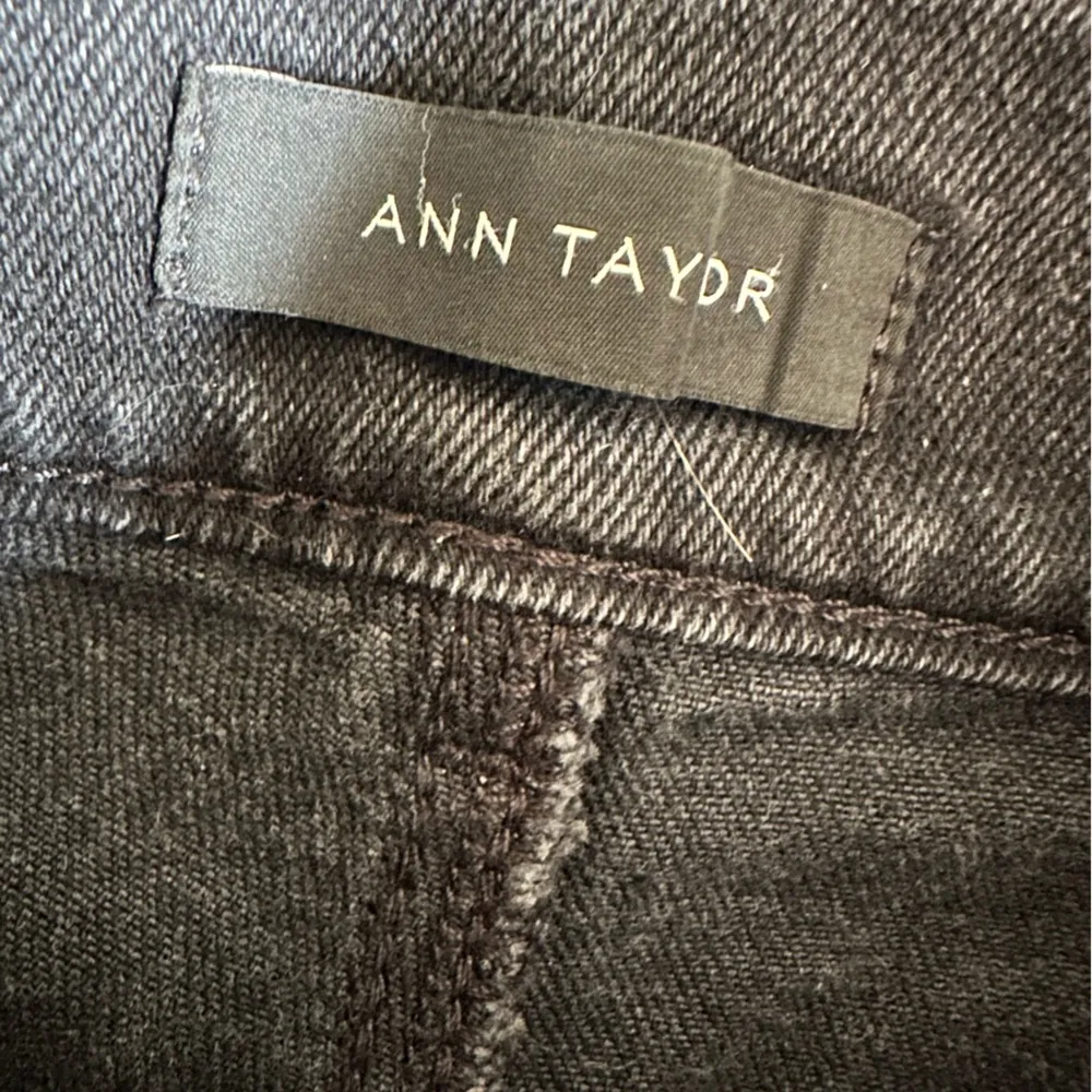 Ann Taylor ‘the easy straight’ distressed black denim jeans, size 0 - Image 4