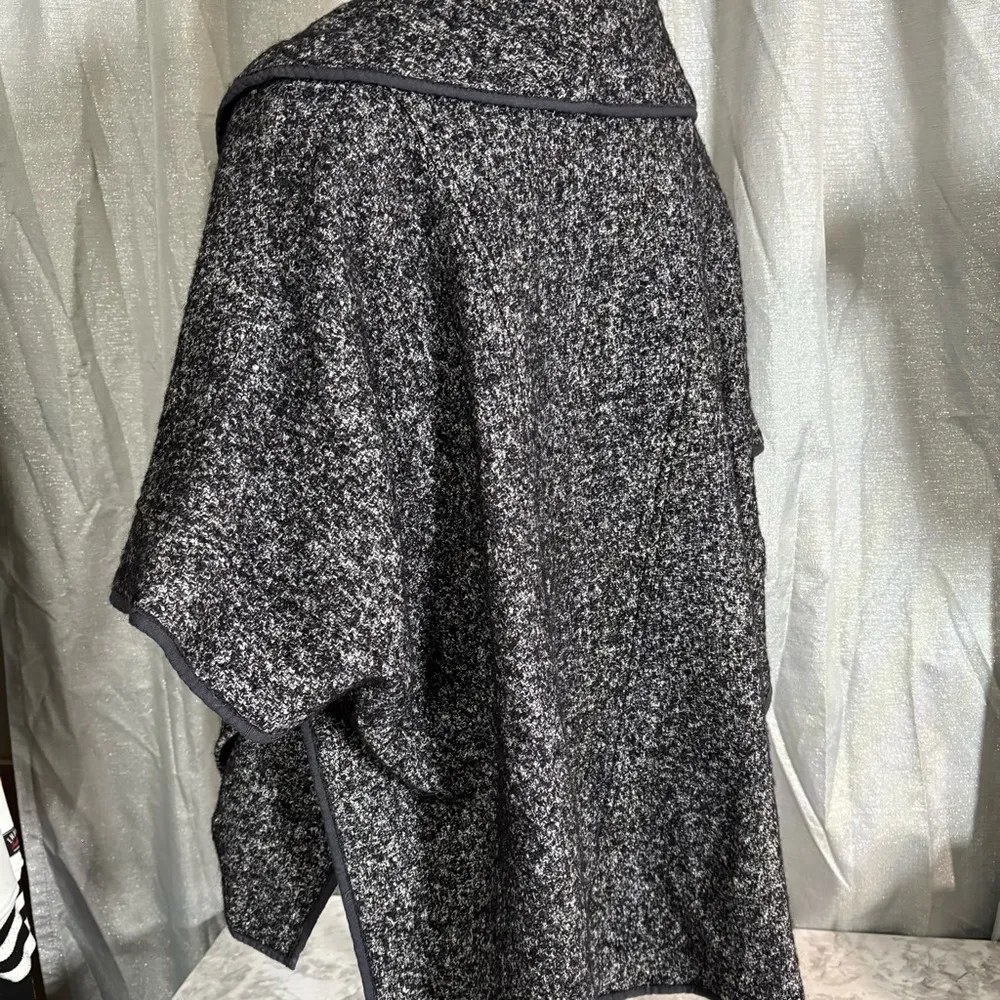 Vintage Calvin Klein woman’s wool Shaw/pancho jacket/coat small - Image 8