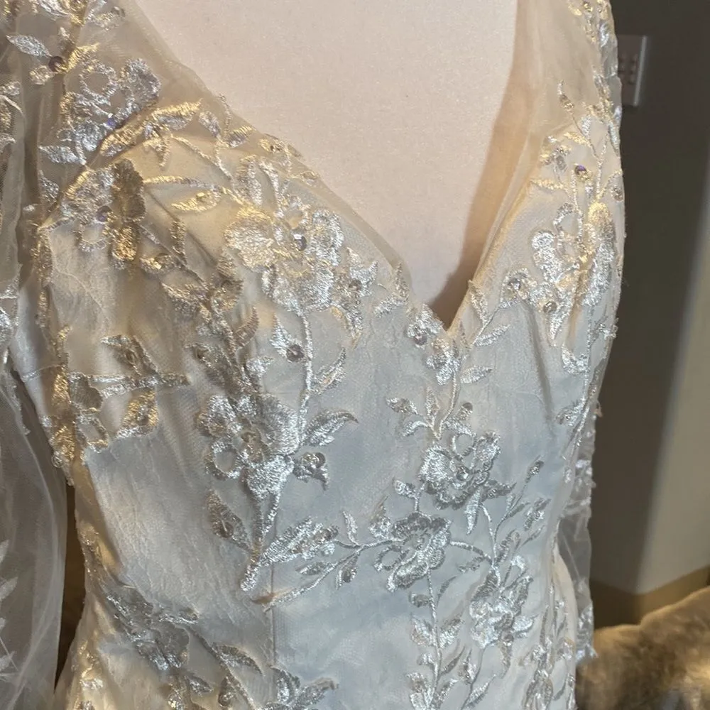 Women’s Long Sleeve Wedding Dress Lace Appliqué Zip Up Back with Train Size 12 - Image 3