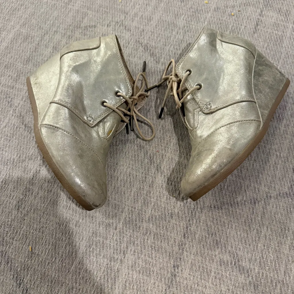 TOMS Women's Metallic Desert Wedge Booties 9 - Image 6