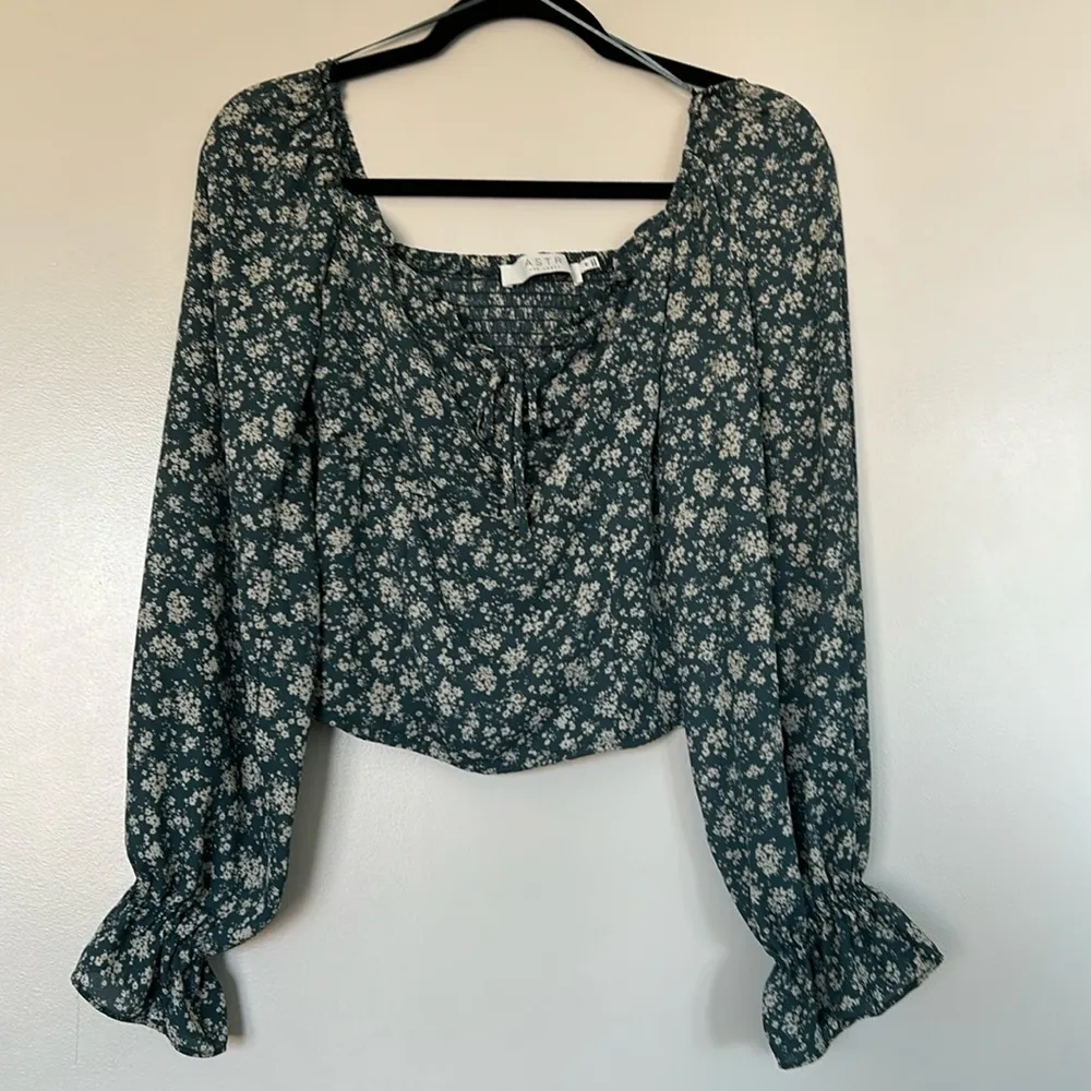 ASTR Ditsy Floral print peasant top, Medium - Image 3