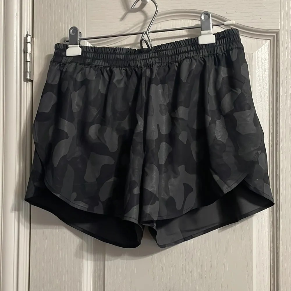 💥LAST CHANCE💥 💖 Zella Run In Camo Shorts - Image 2
