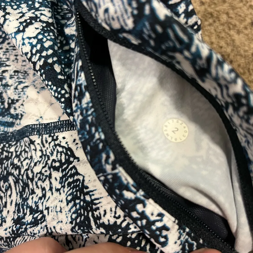 Lululemon pattern running leggings with pockets size 2 - Image 3