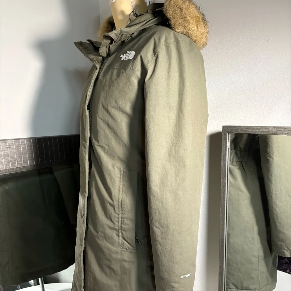 The North Face woman’s Arctic down Parka size small - Image 11