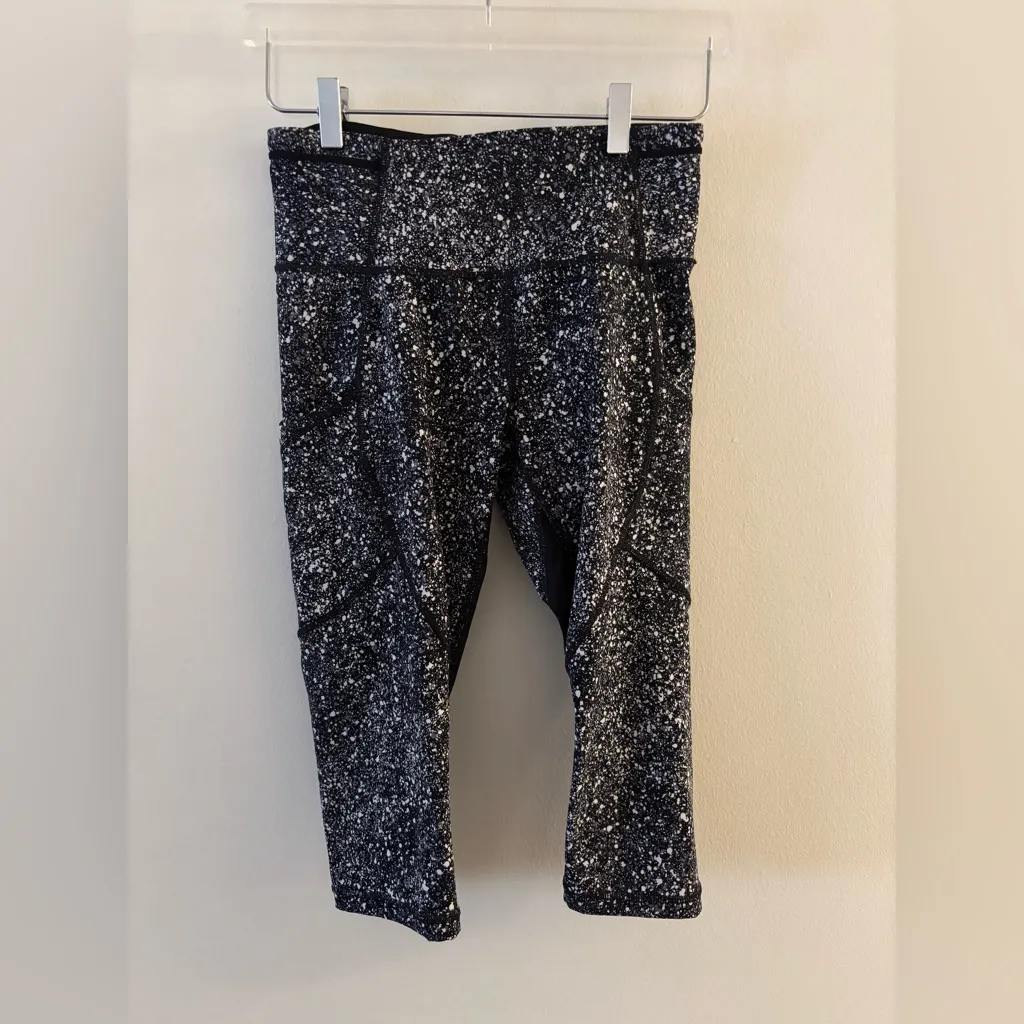 lululemon athletica Black and White Patterned Cropped Leggings Size 6 - Image 2