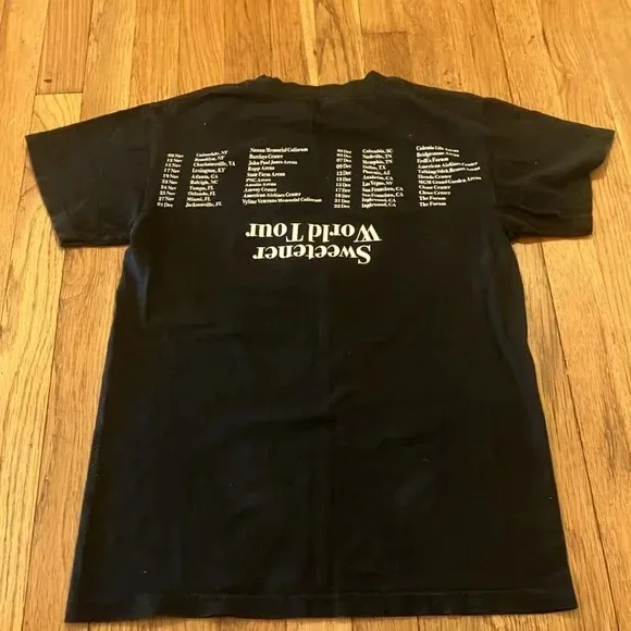 Ariana grande black sweetener tour official tee size small - Image 4